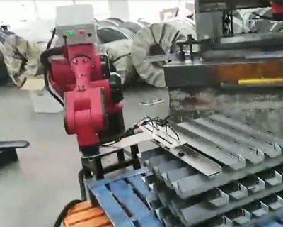 2臺1510配合折彎機上下料堆疊